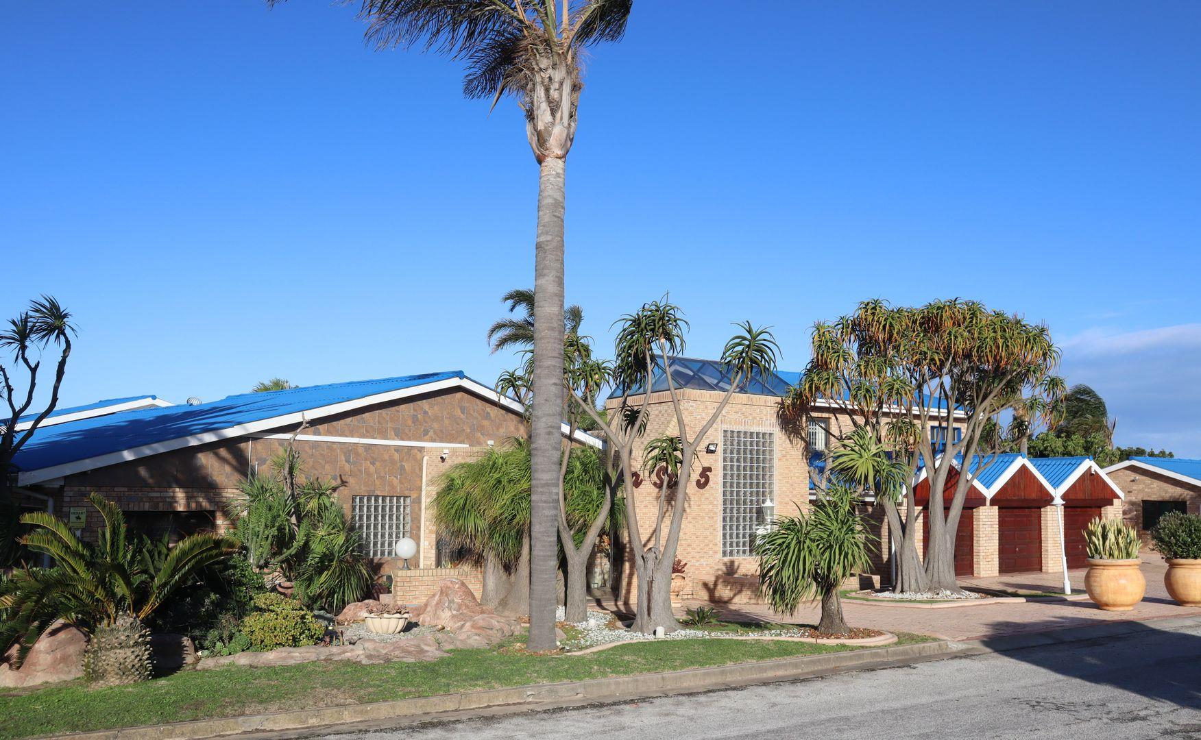 6 Bedroom House for sale in Jeffreys Bay Central P24112792151