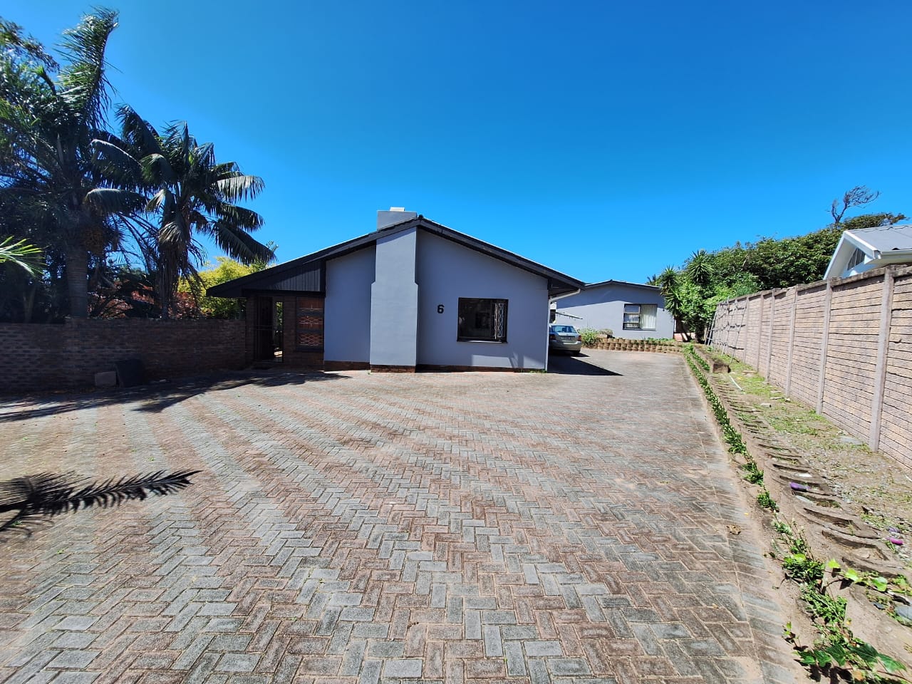 6 Bedroom House for sale in Gonubie P24113501725