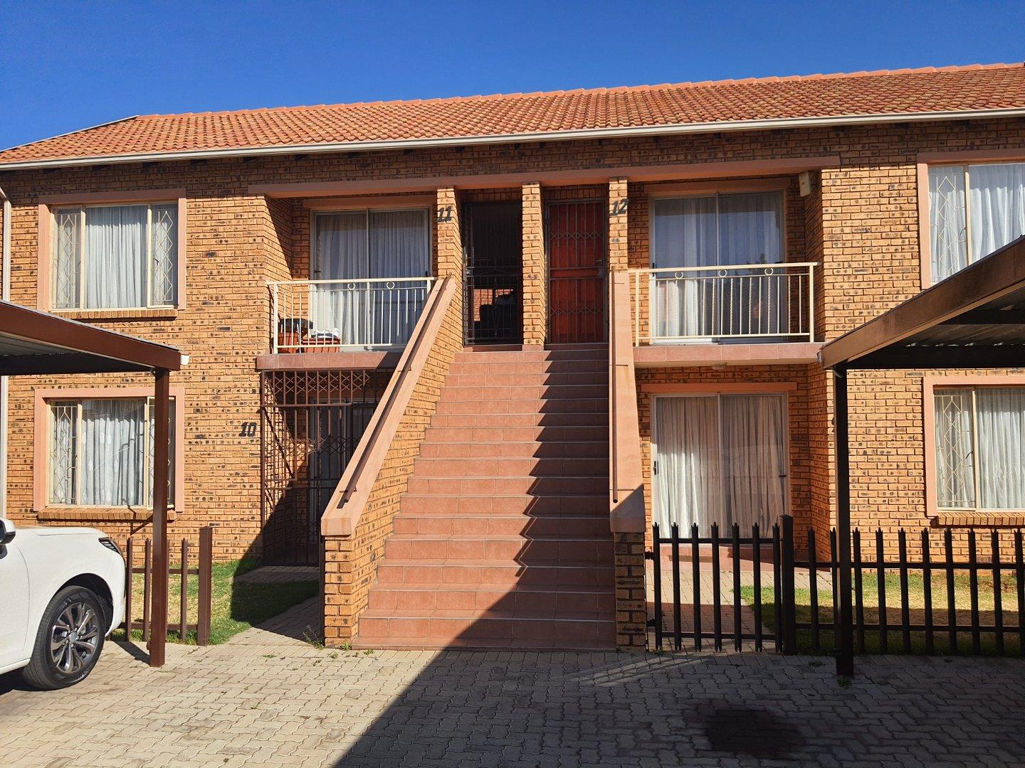 2 Bedroom Townhouse for sale in Rosettenville Unit 11, Glenville Mews, 450 Rifle Range Road