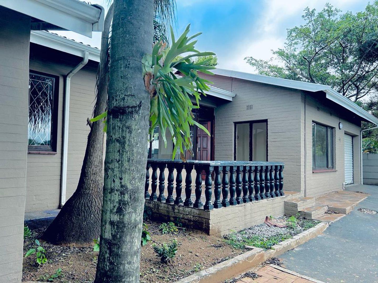 4 Bedroom House for sale in Athlone Park P24113505371