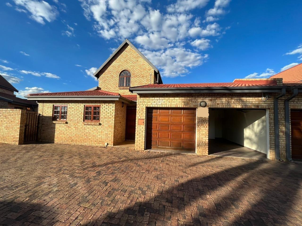 3 Bedroom Townhouse for sale in Vaalpark P24113506368