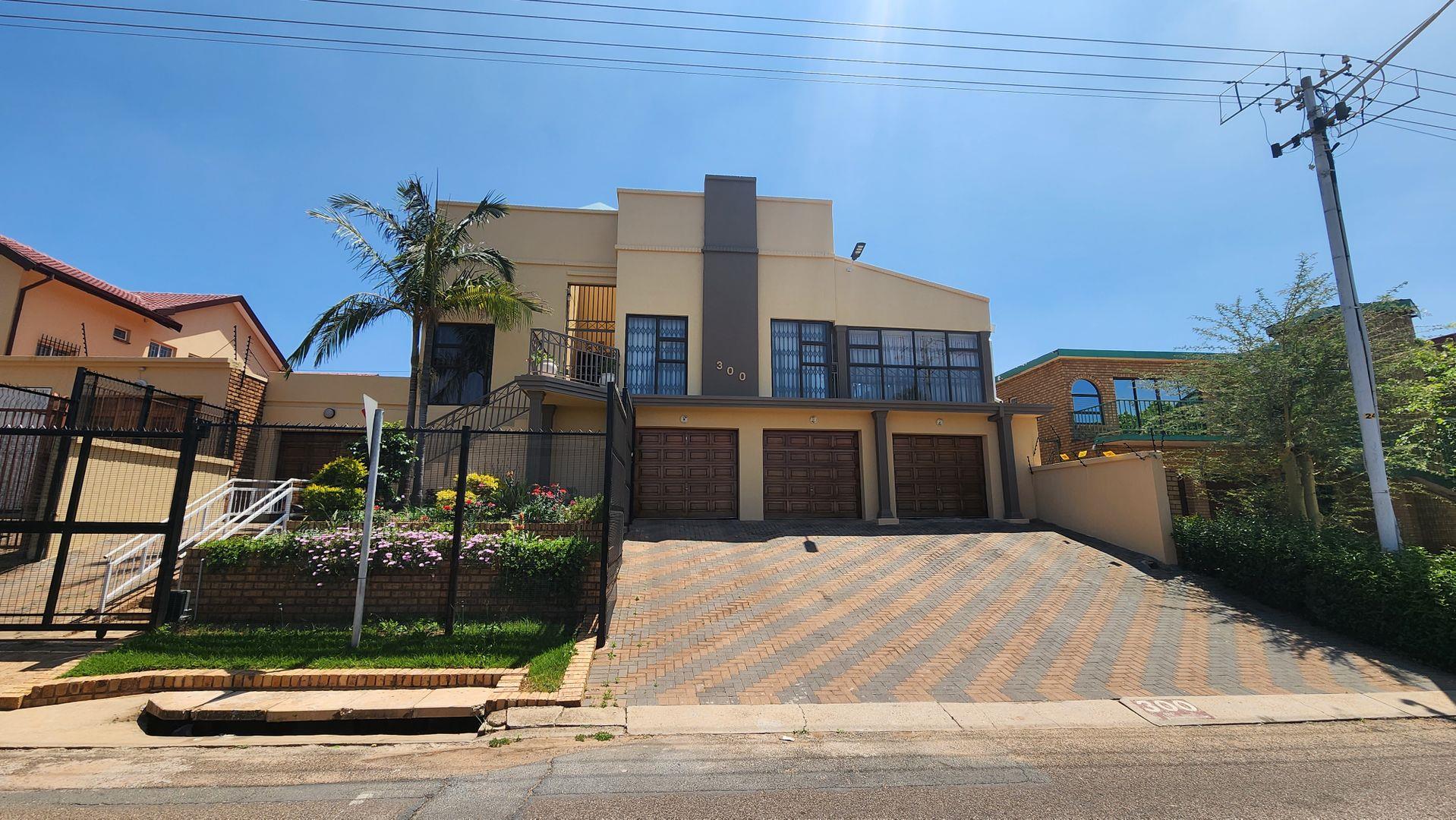 5 Bedroom House for sale in Laudium P24113507248