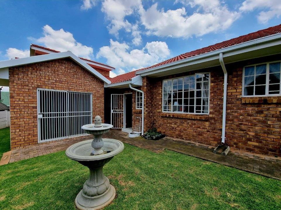 4 Bedroom House for sale in Greenhills P24113508042