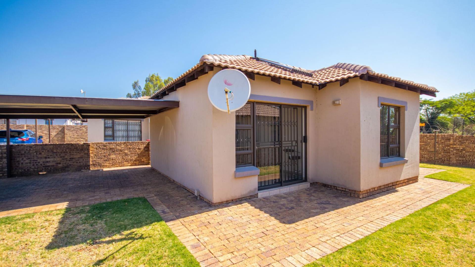 3 Bedroom Townhouse for sale in Chantelle 6017 Kwebu Street P24