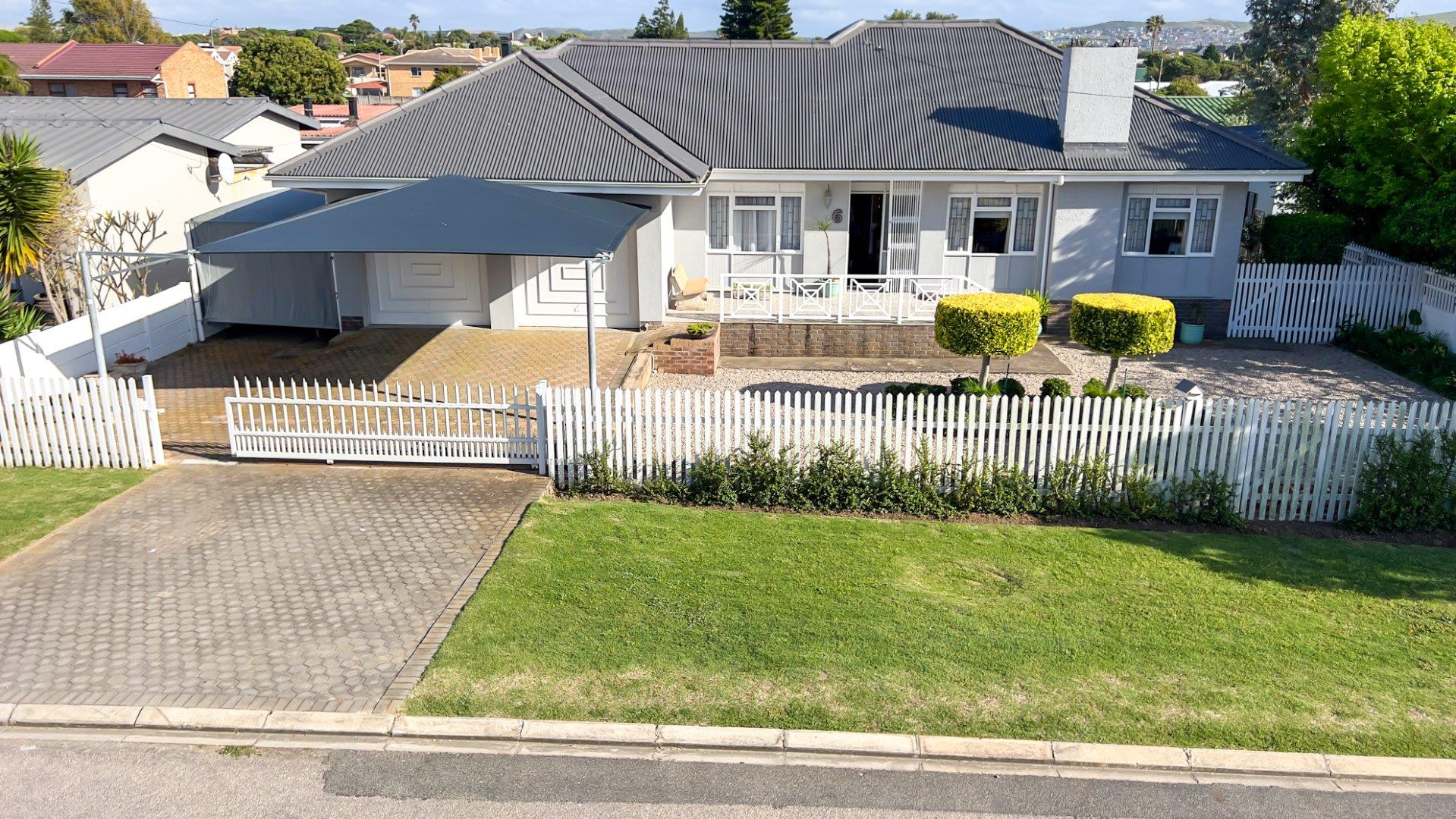 4 Bedroom House for sale in Hartenbos Central 6 P24