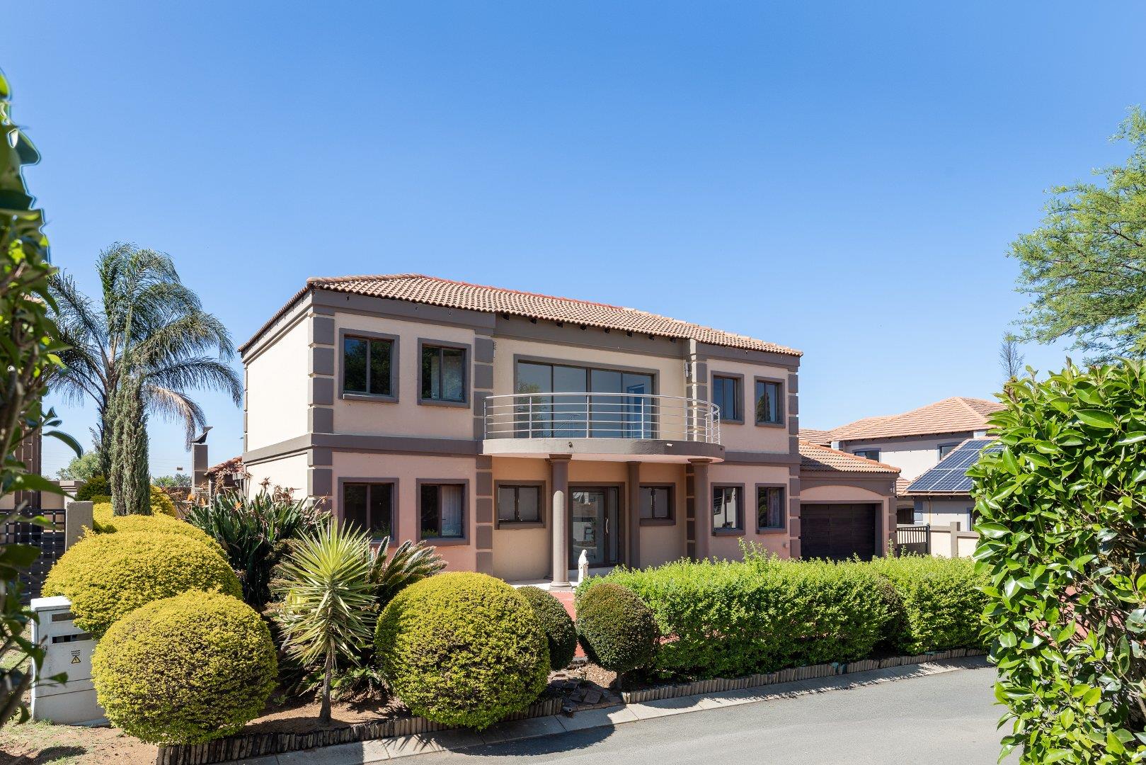 4 Bedroom House for sale in Blue Valley Golf Estate P24113516741