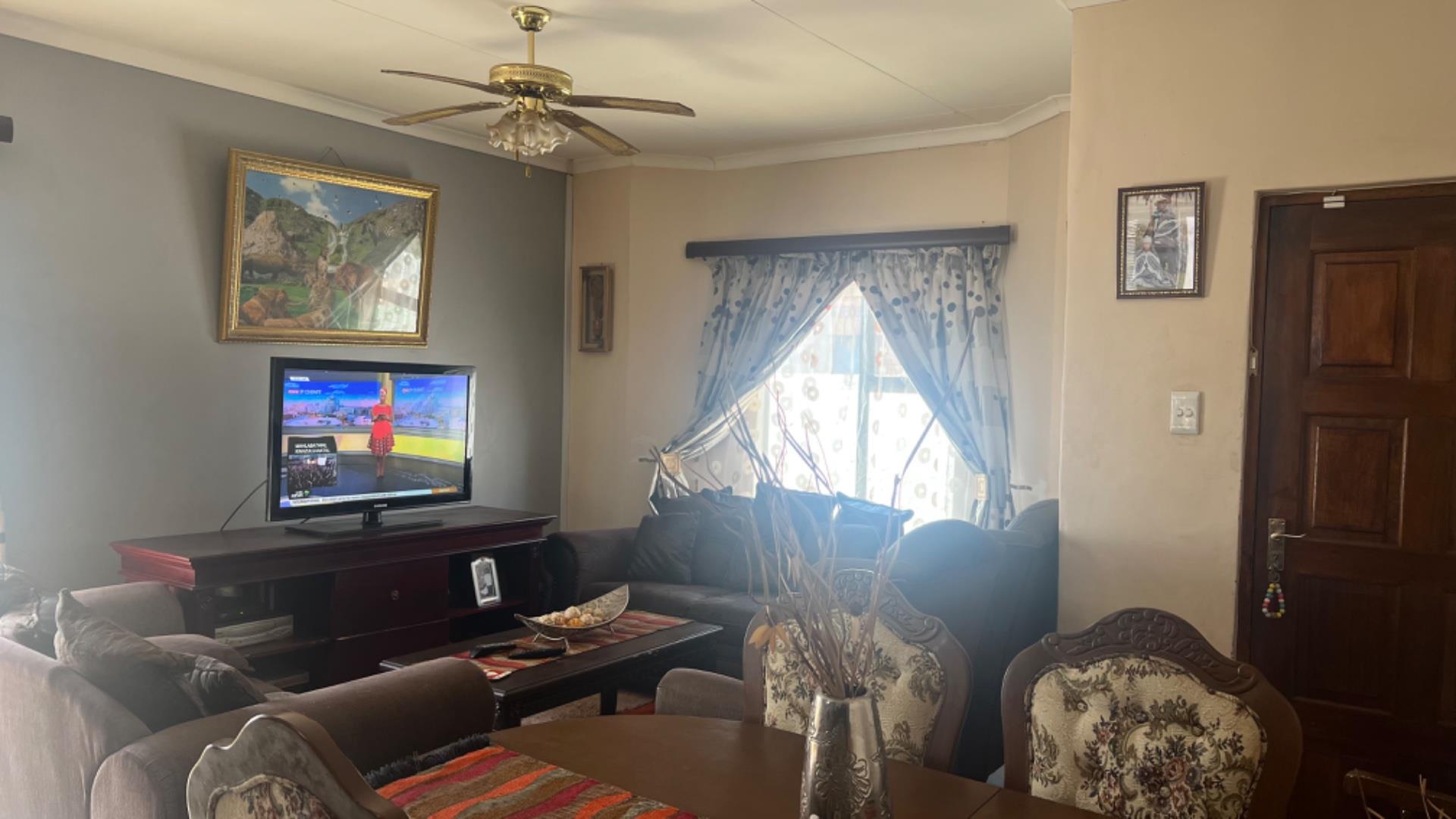 2 Bedroom House for sale in De Beers P24113518438