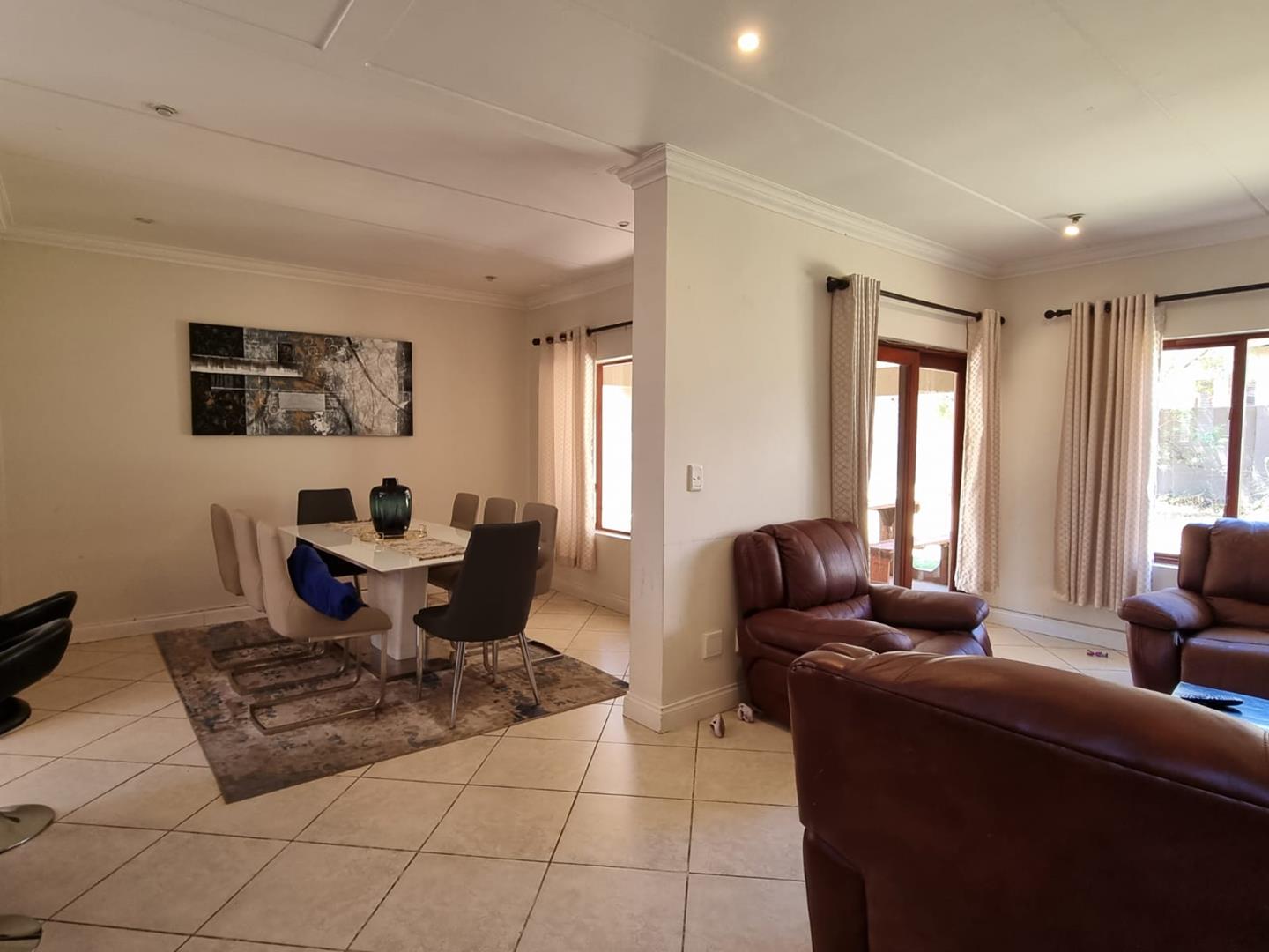 3 Bedroom Townhouse for sale in Crowthorne AH P24113519301