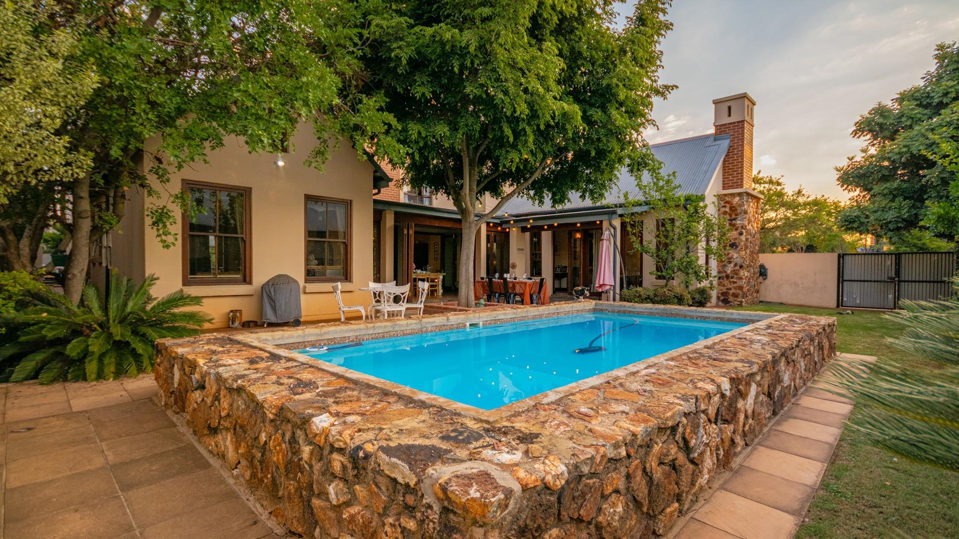 5 Bedroom House for sale in Southdowns Estate 2 Club Crescent P24