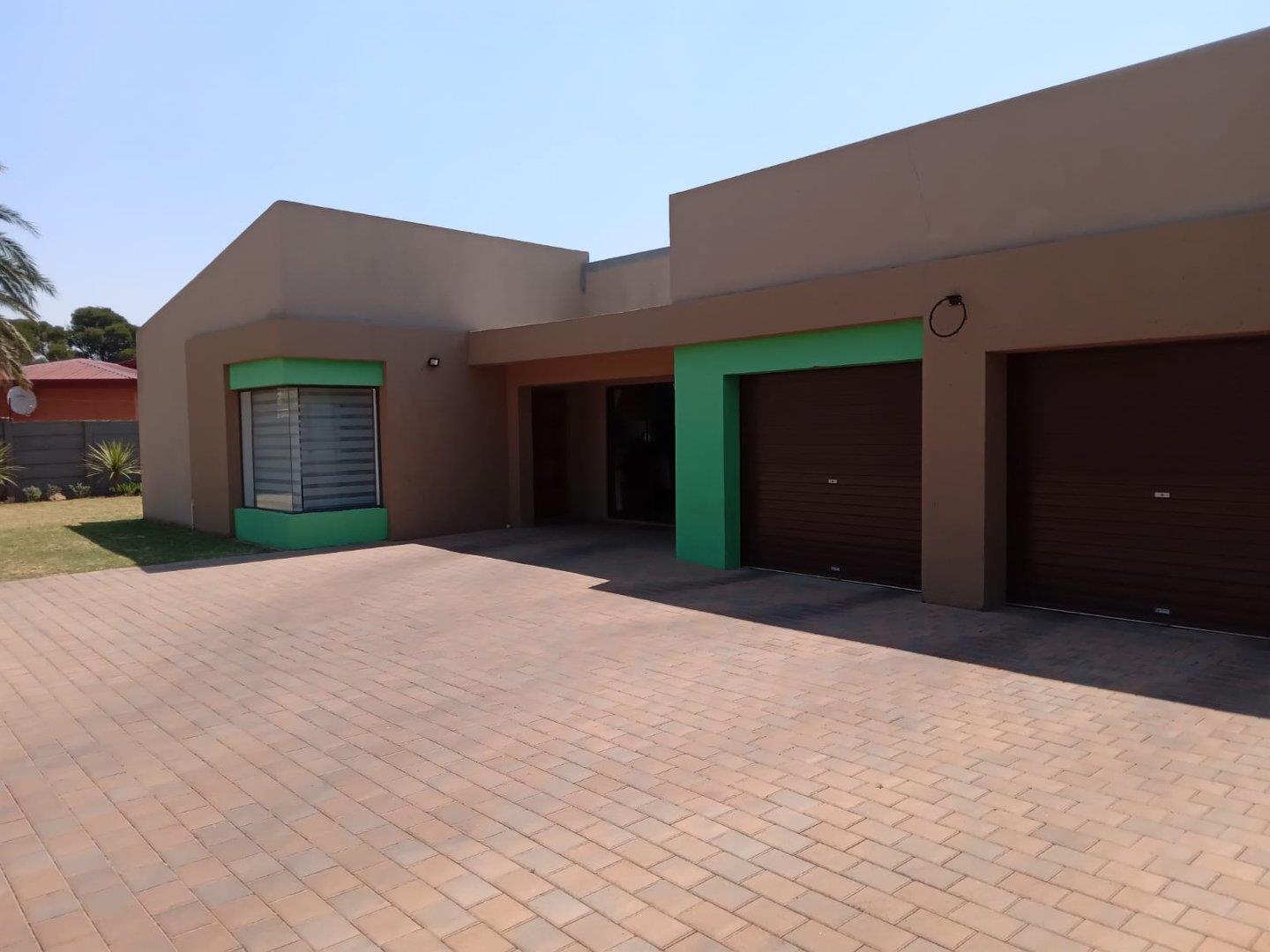 5 Bedroom House for sale in Mackenzie Park 100 Roan Street P24