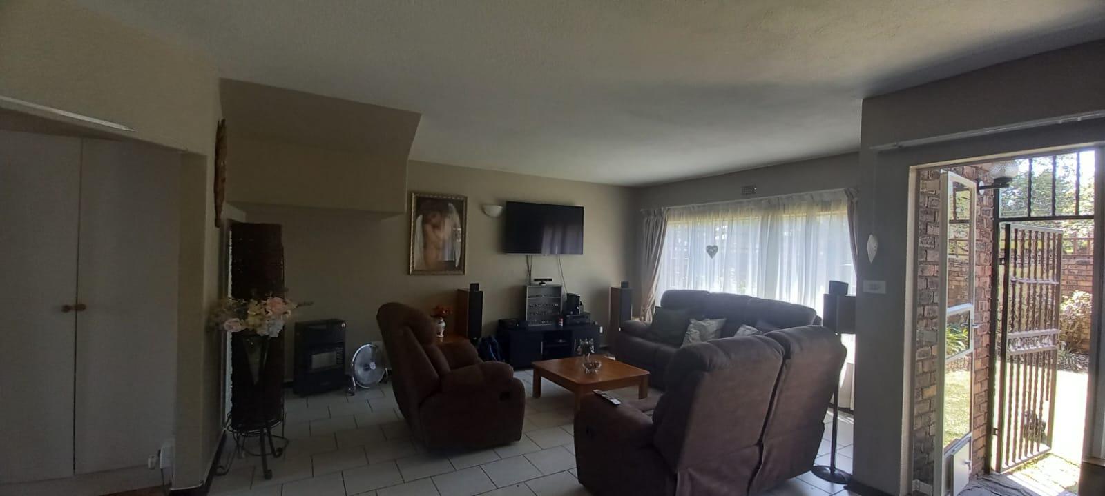 3 Bedroom Townhouse for sale in Brackenhurst P24113554584