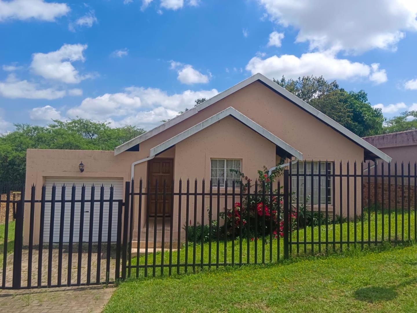 2 Bedroom House for sale in Stonehenge P24113527728