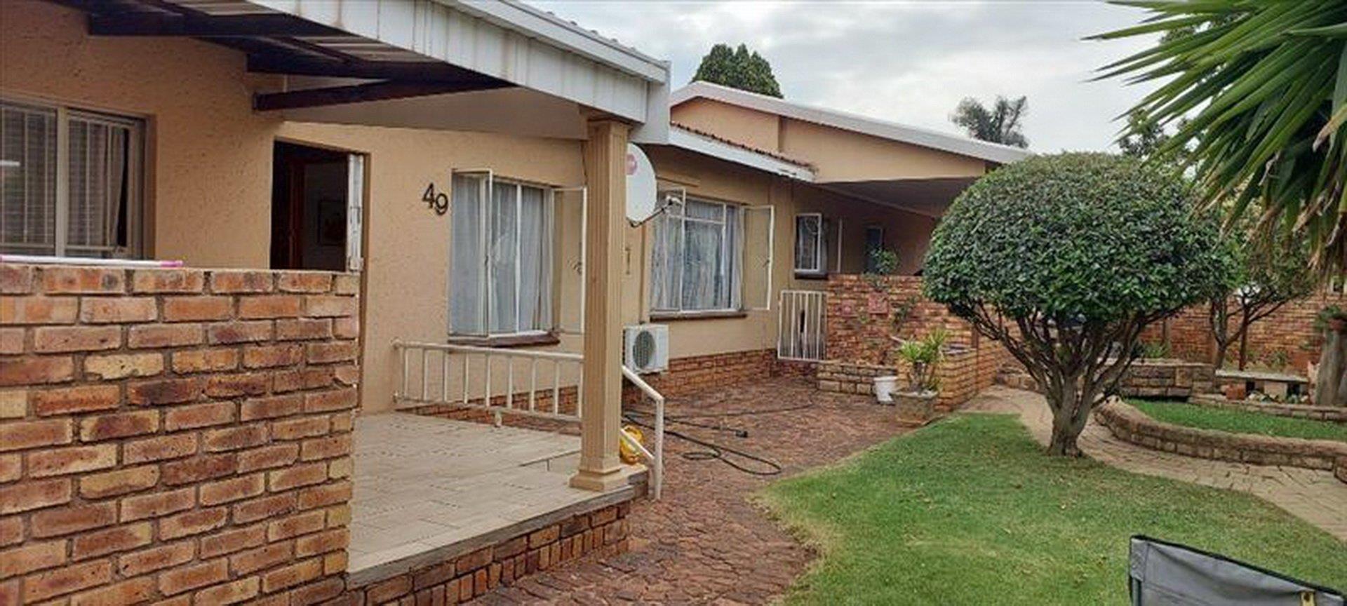 Bonaero Park Property Townhouses for sale in Bonaero Park