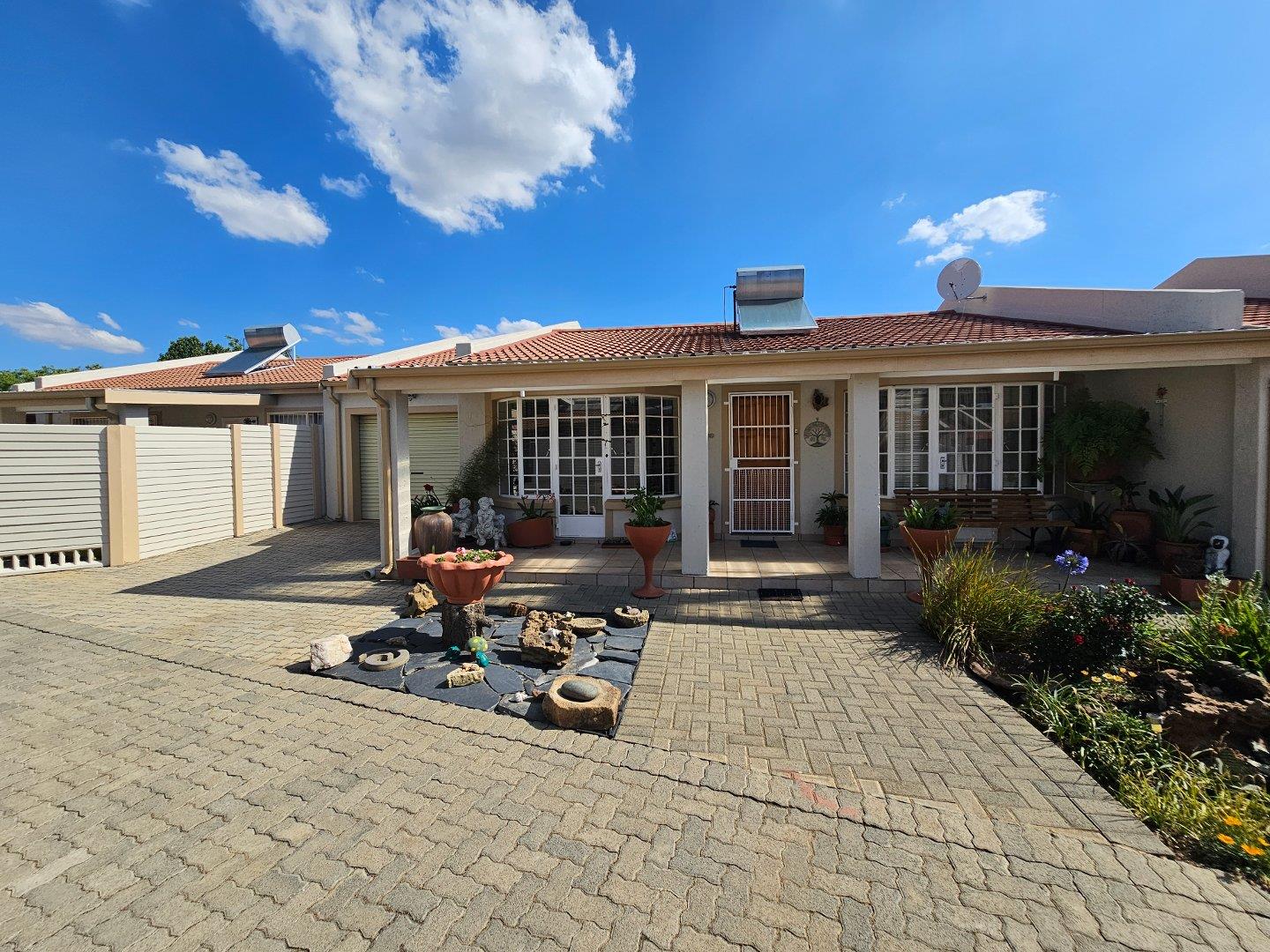 2 Bedroom Townhouse for sale in Panorama P24113533823