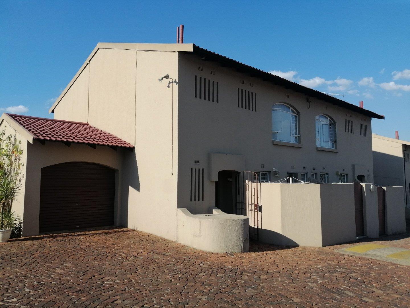 3 Bedroom Townhouse for sale in Lyndhurst P24113536896