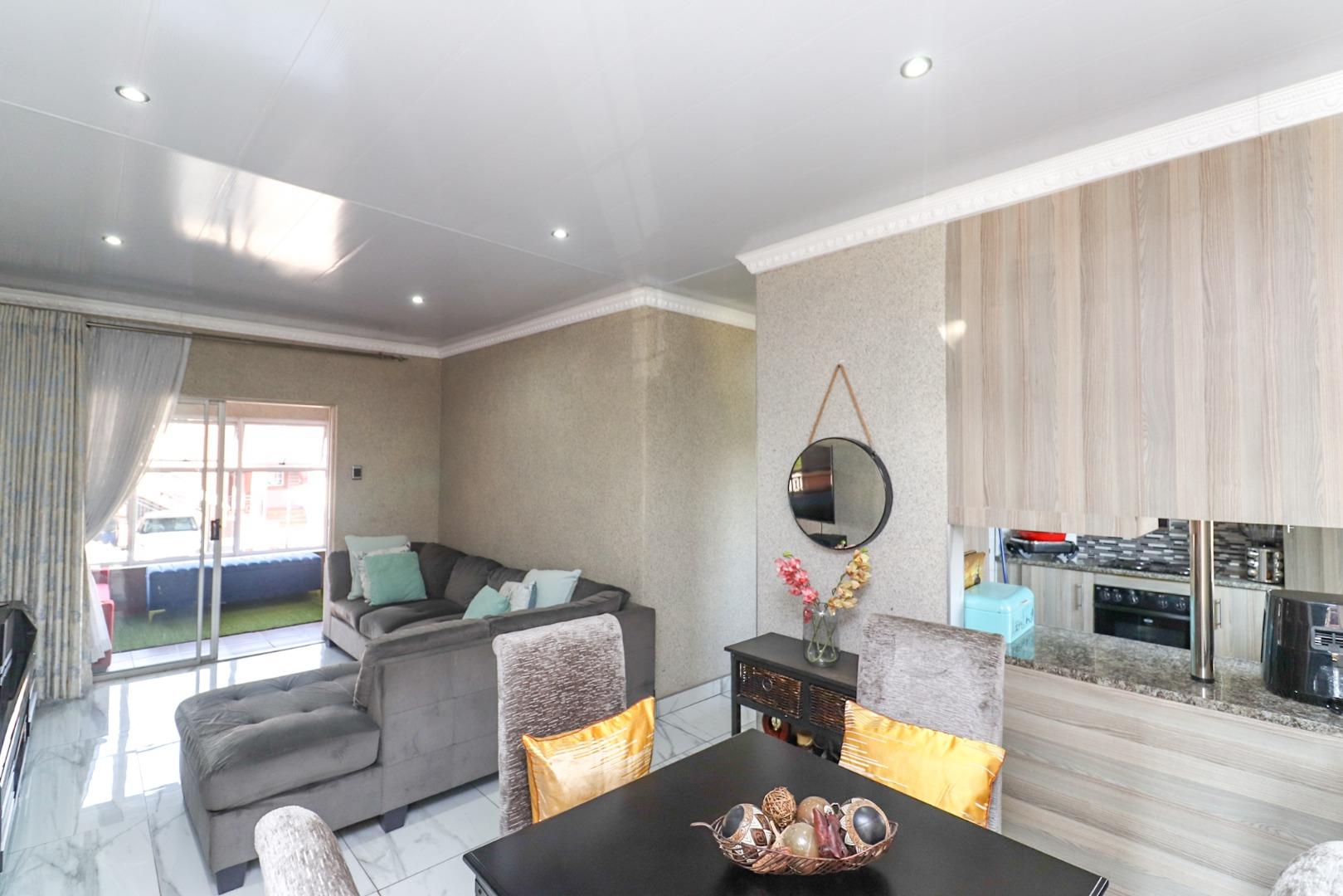 2 Bedroom Townhouse for sale in Castleview 257 Stone Arch, 6 Mowgli