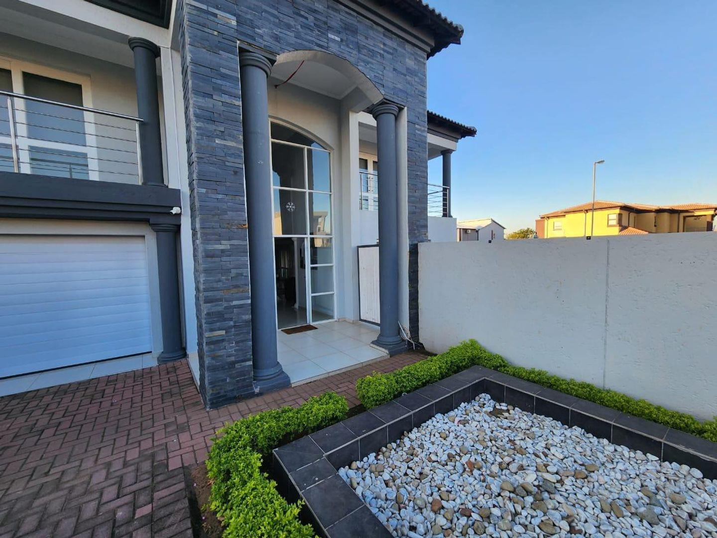 5 Bedroom House for sale in Zambezi Country Estate P24106705867