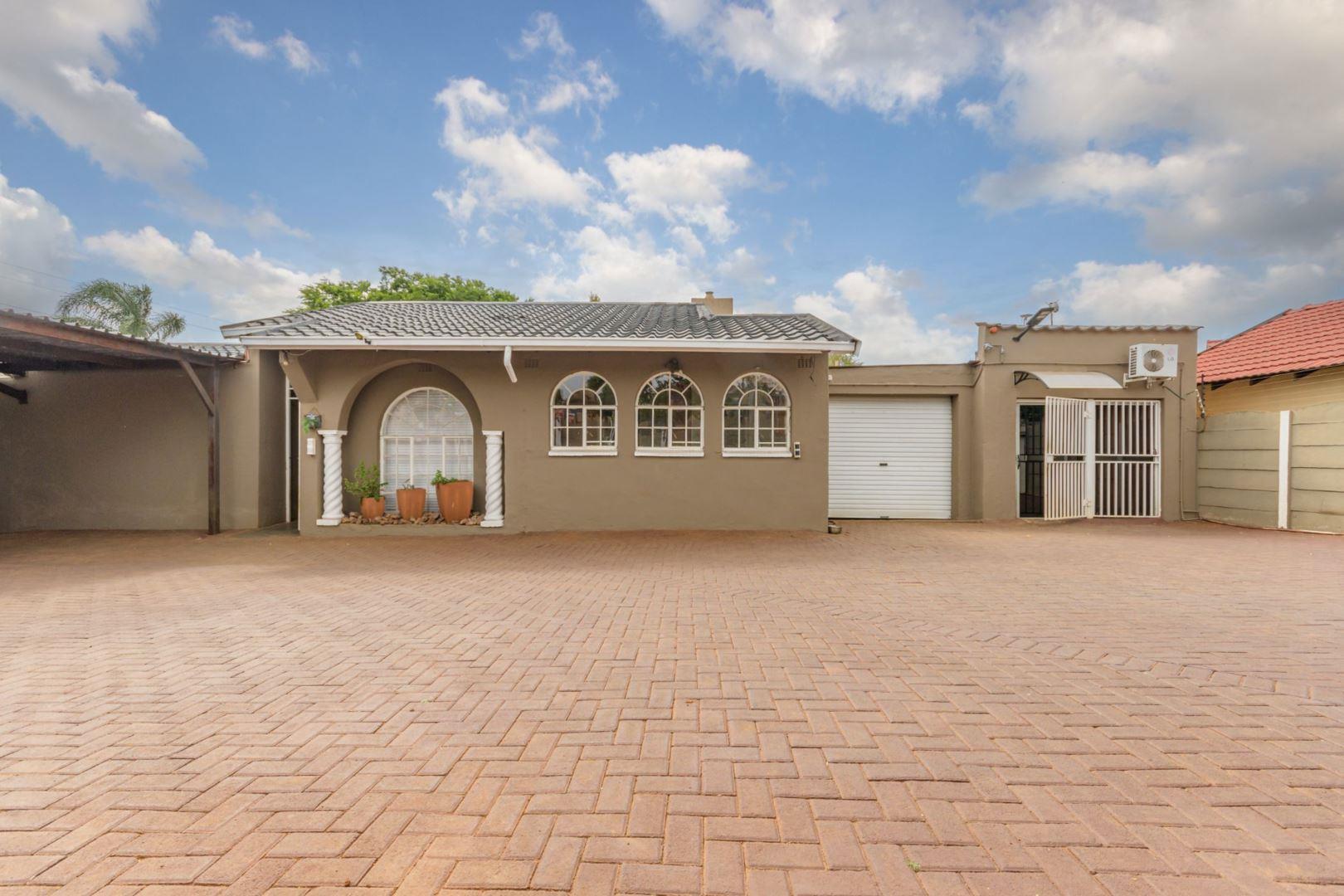 3 Bedroom House for sale in Highway Gardens P24113546199