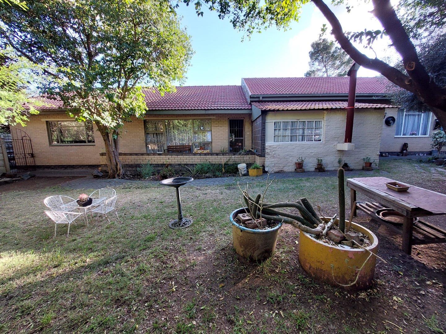 4 Bedroom House for sale in Bayswater P24113406795