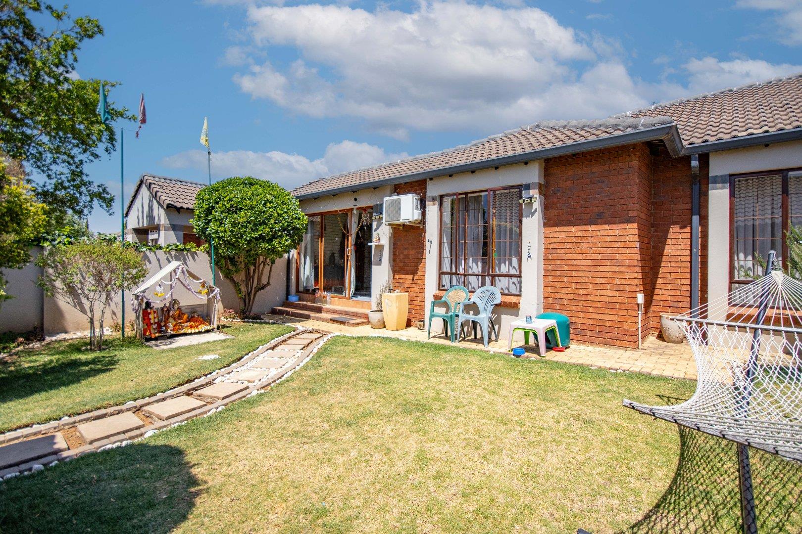 2 Bedroom Townhouse for sale in Crescent Wood Country Estate 1