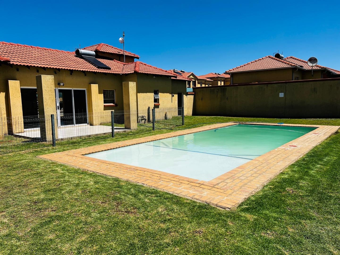 2 Bedroom Townhouse for sale in Ormonde View P24113548243