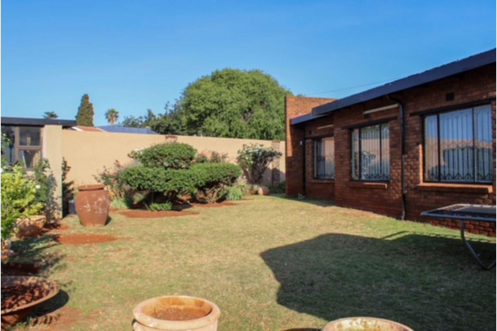 4 Bedroom House for sale in Dawn Park P24113548373