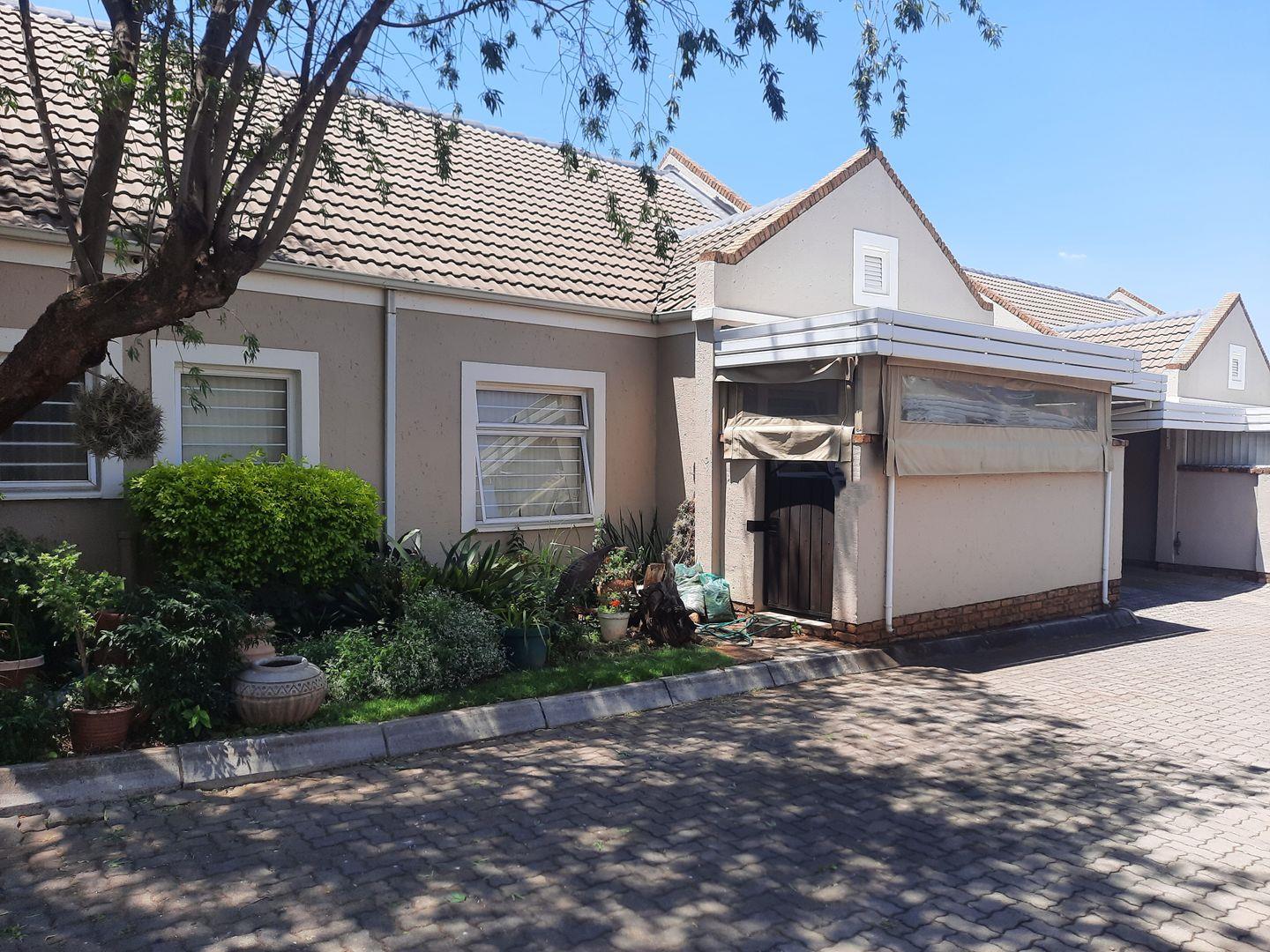 2 Bedroom Townhouse for sale in Willow Park Manor P24113549165