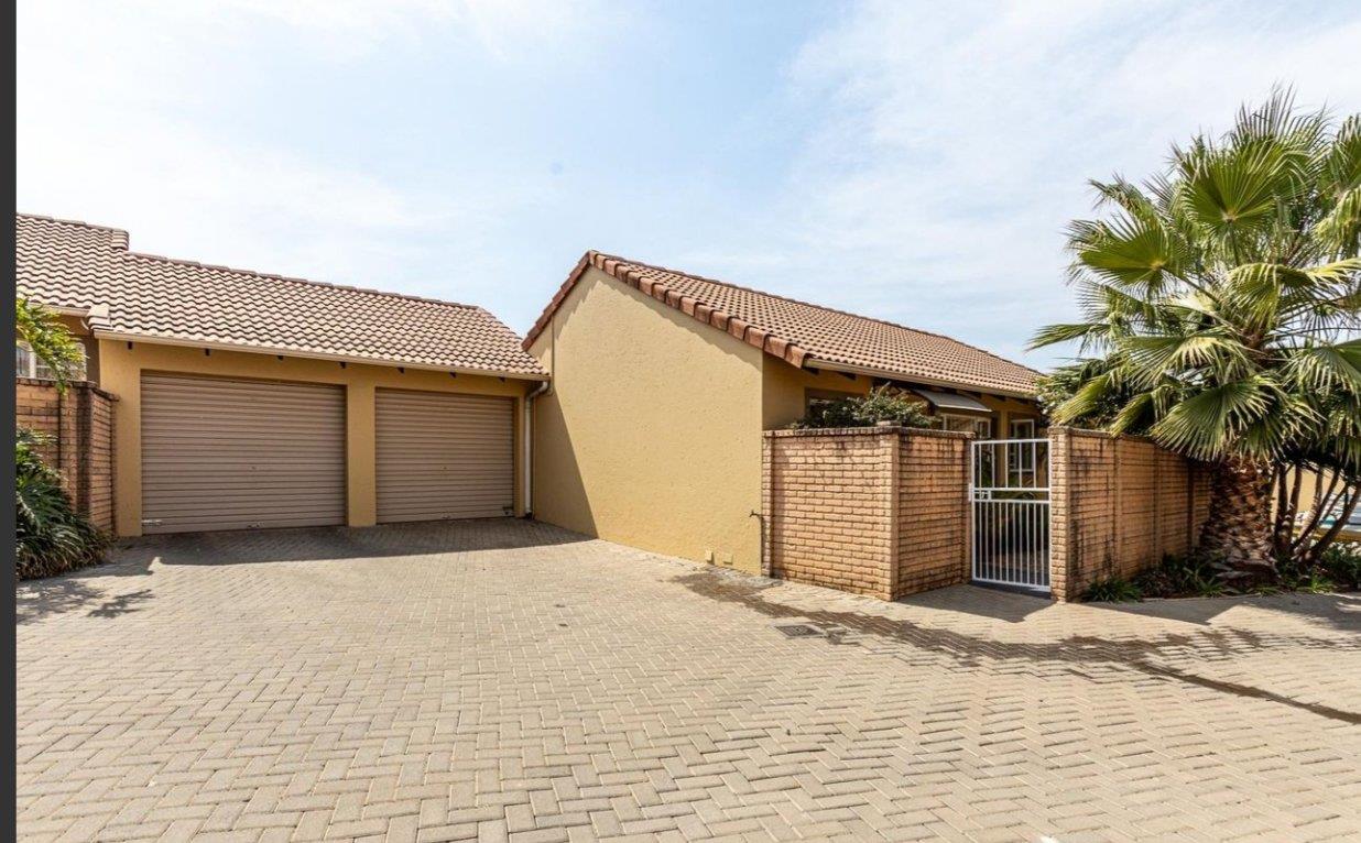 2 Bedroom Townhouse for sale in Willow Park Manor P24113553853