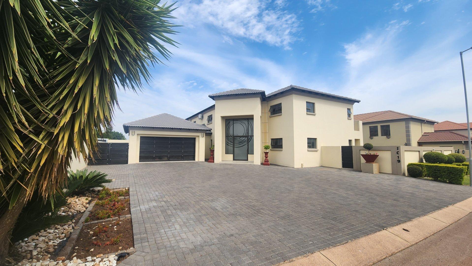 4 Bedroom House for sale in Zambezi Country Estate P24113555144