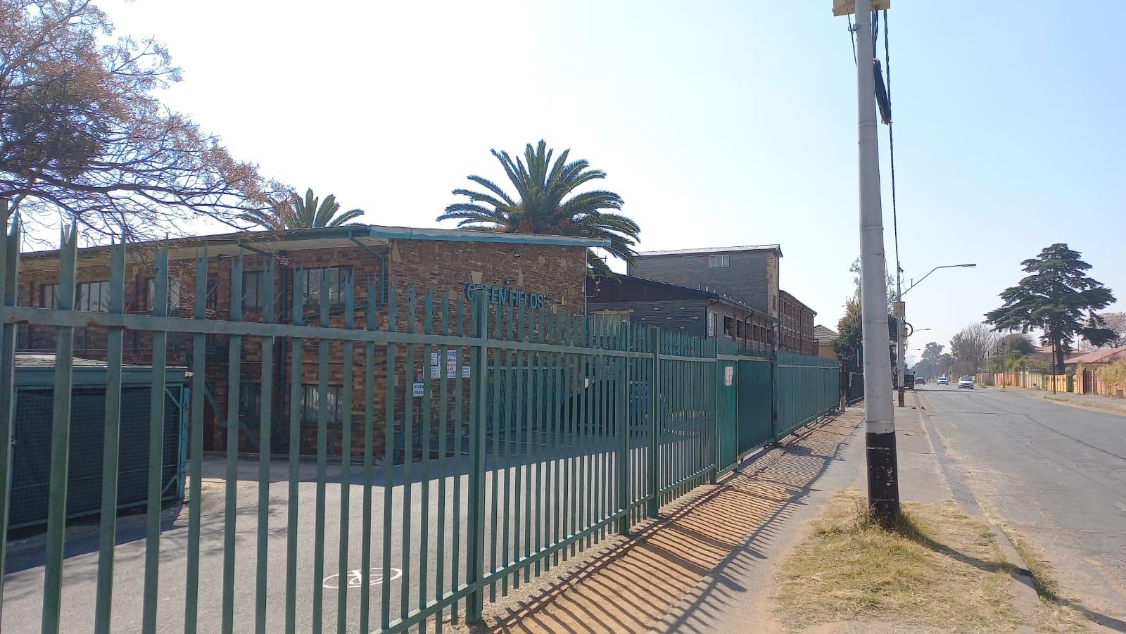 2 Bedroom Townhouse for sale in Crown Gardens P24114280888