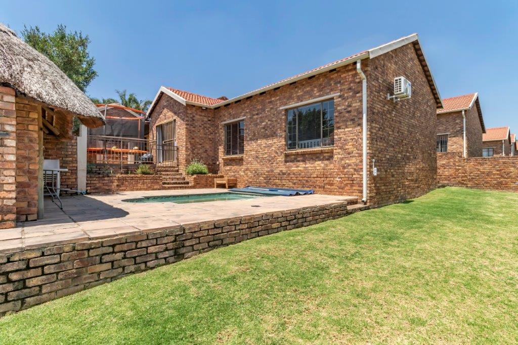 4 Bedroom Townhouse for sale in Honeydew Ridge 1 Cocoa Close P24