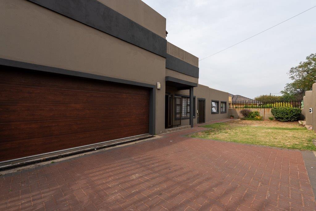 3 Bedroom House for sale in Robertsham P24113577381