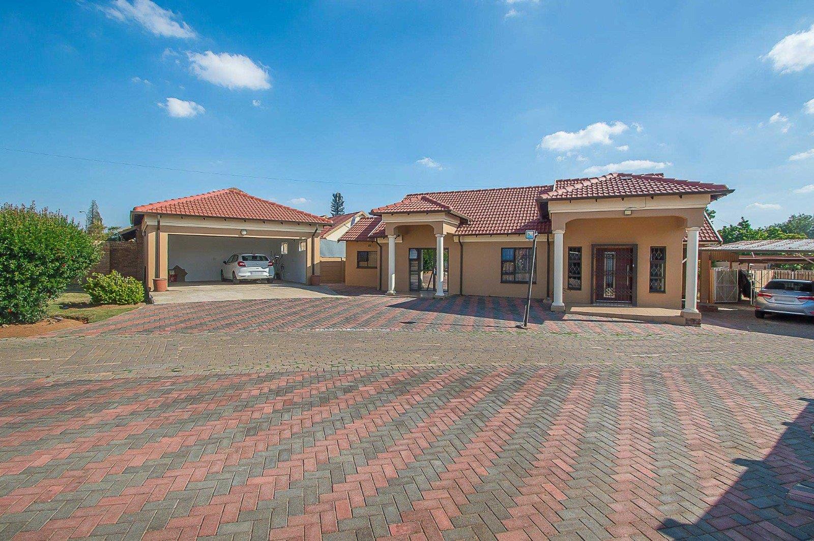 3 Bedroom House for sale in Witpoortjie P24113578071