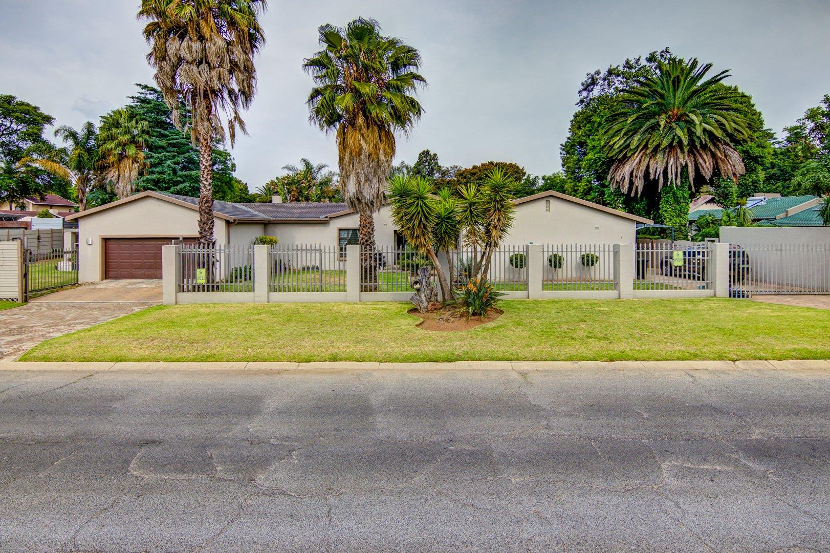 4 Bedroom House for sale in Van Riebeeck Park 8 Loretha Street P24