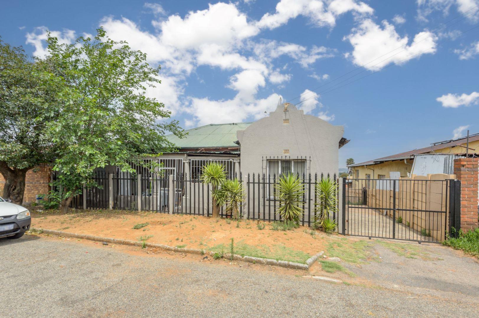 6 Bedroom House for sale in Elsburg P24113579571