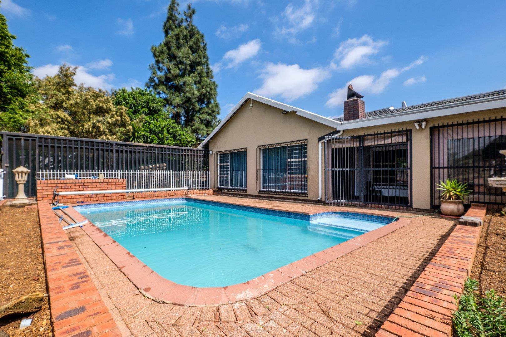 4 Bedroom House for sale in Brackenhurst P24113581618