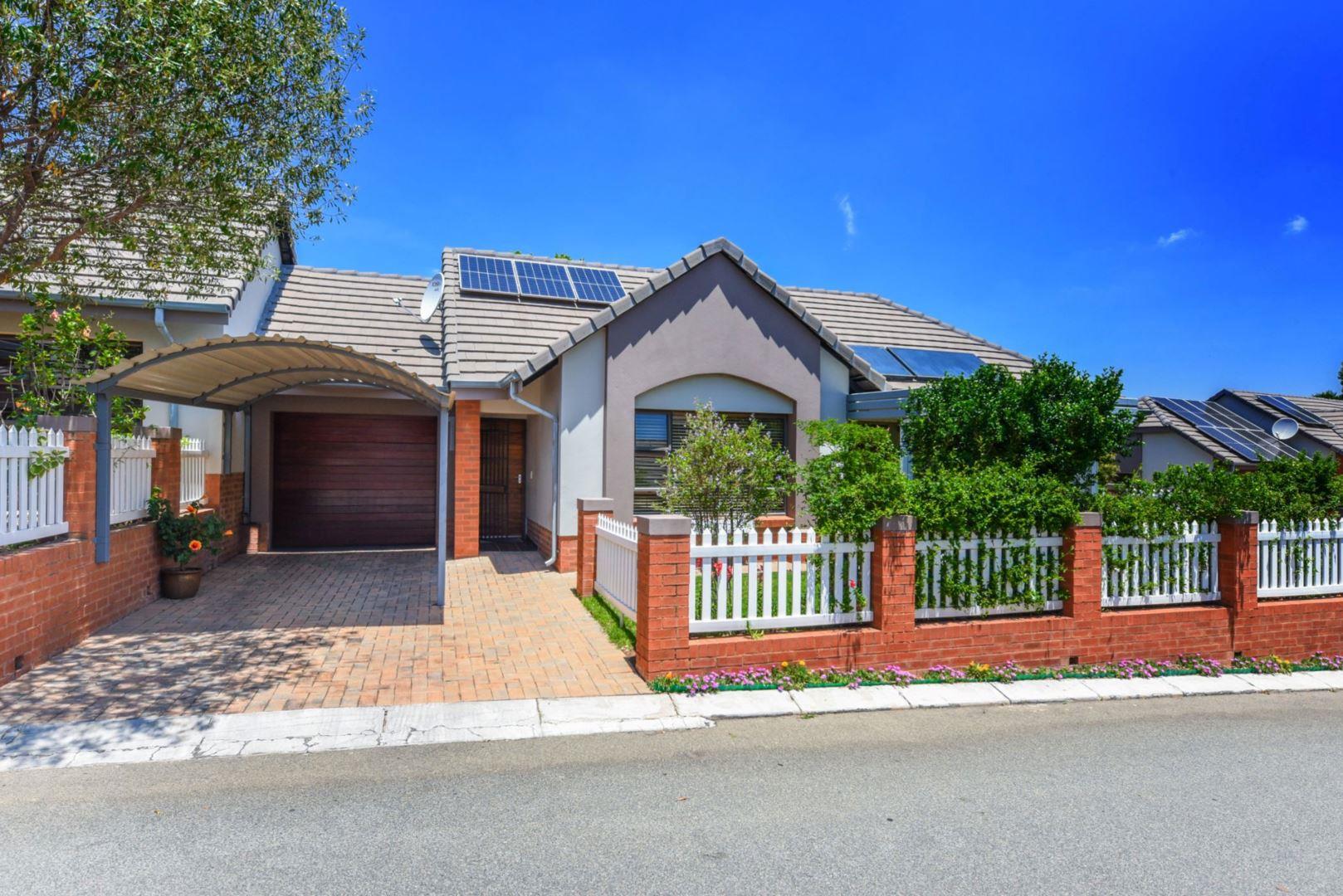 2 Bedroom House for sale in Douglasdale P24113584104