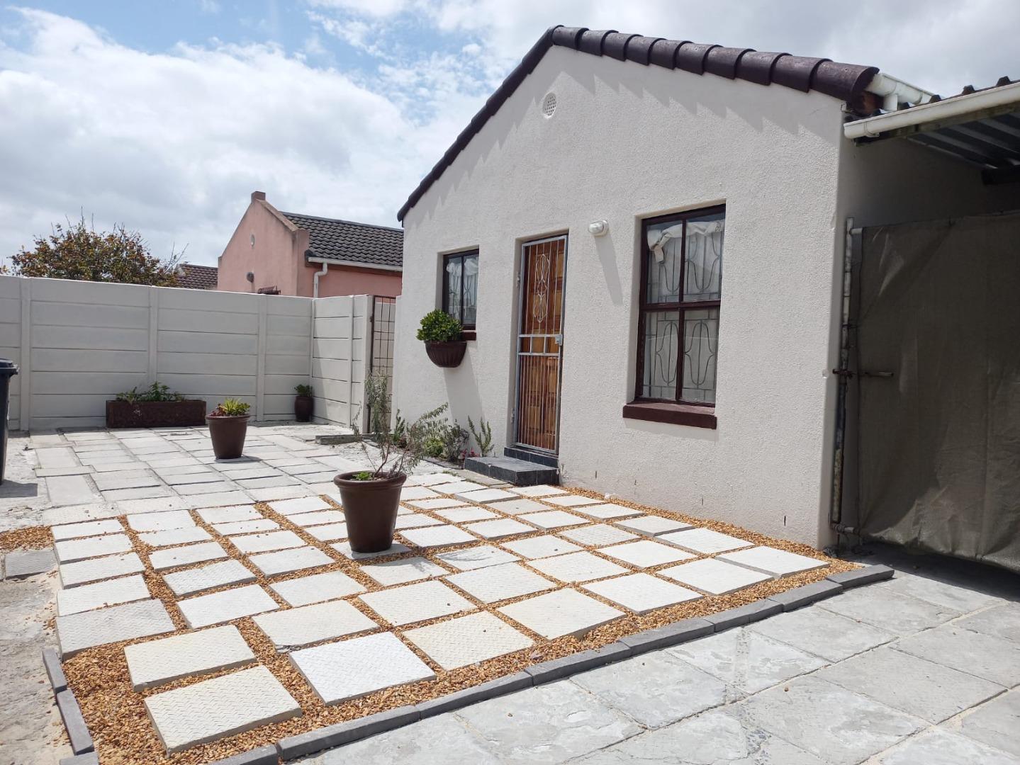 2 Bedroom House for sale in Rondevlei Park P24113465244