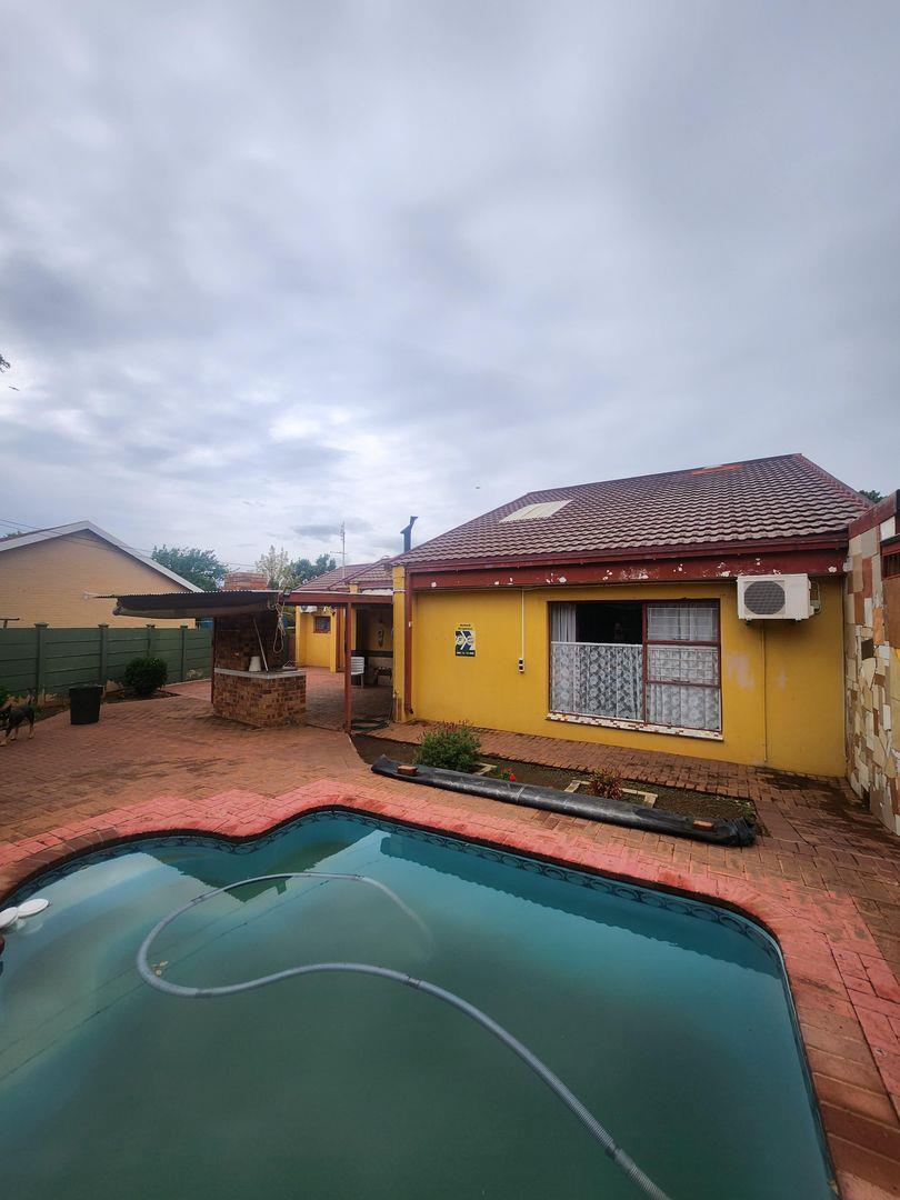 3 Bedroom House for sale in Pellissier P24113586403