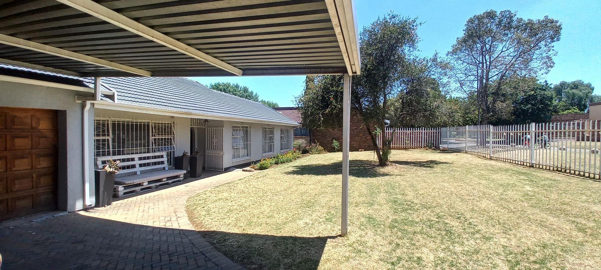 4 Bedroom House for sale in Sunward Park P24113588489