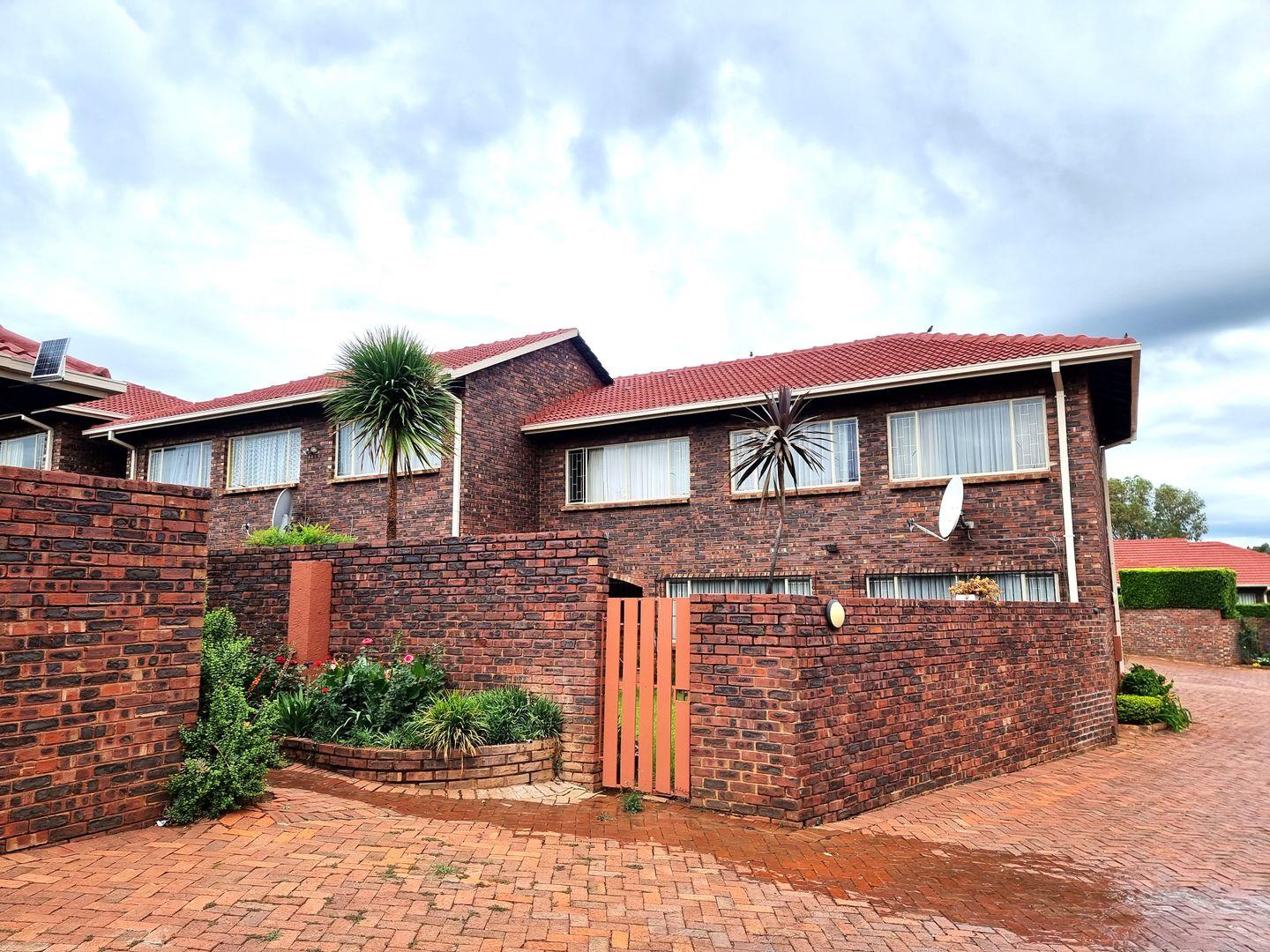 4 Bedroom Townhouse for sale in Faerie Glen P24113580109