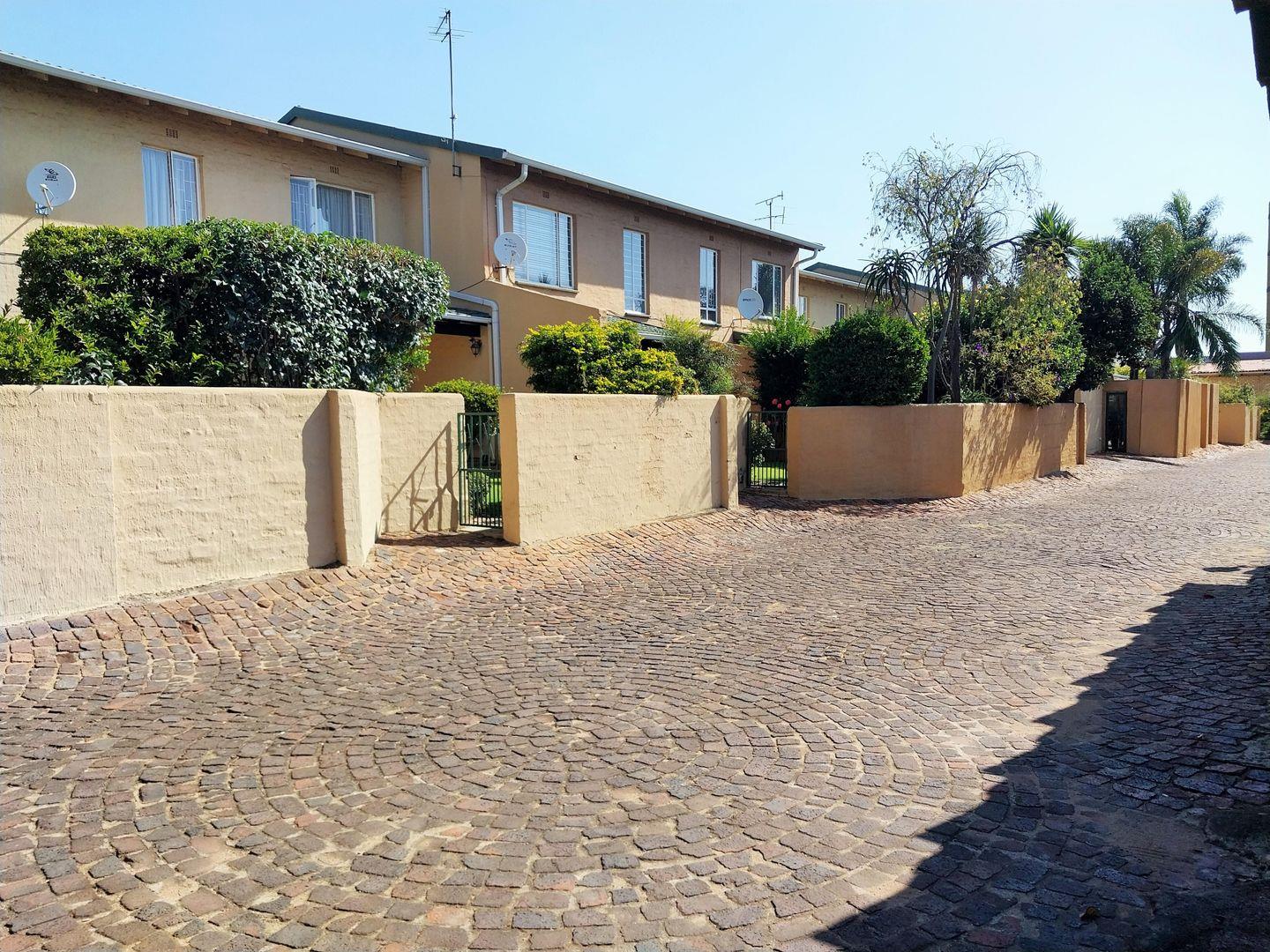 3 Bedroom Townhouse for sale in Aston Manor P24112584073