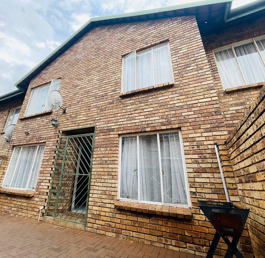 3 Bedroom Townhouse for sale in Vanderbijlpark SE 3 P24113591623