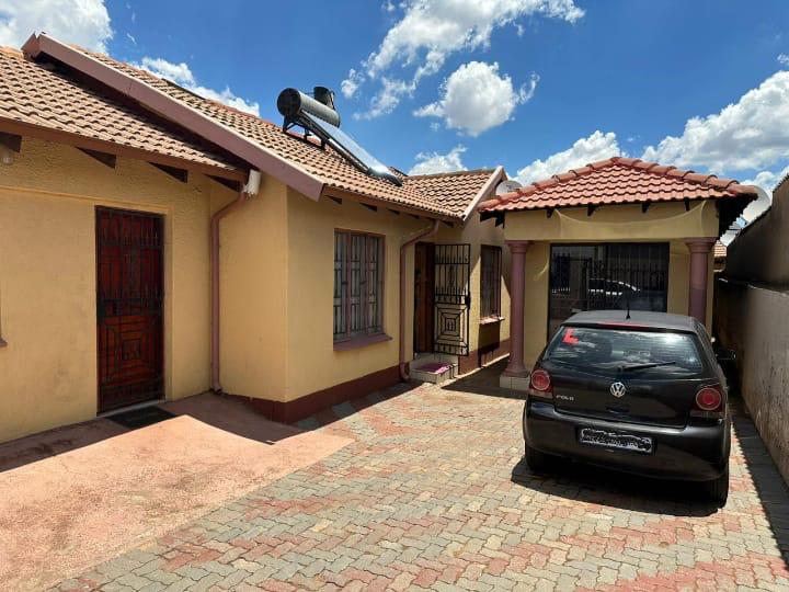 8 Bedroom House for sale in Tembisa Central P24113592351