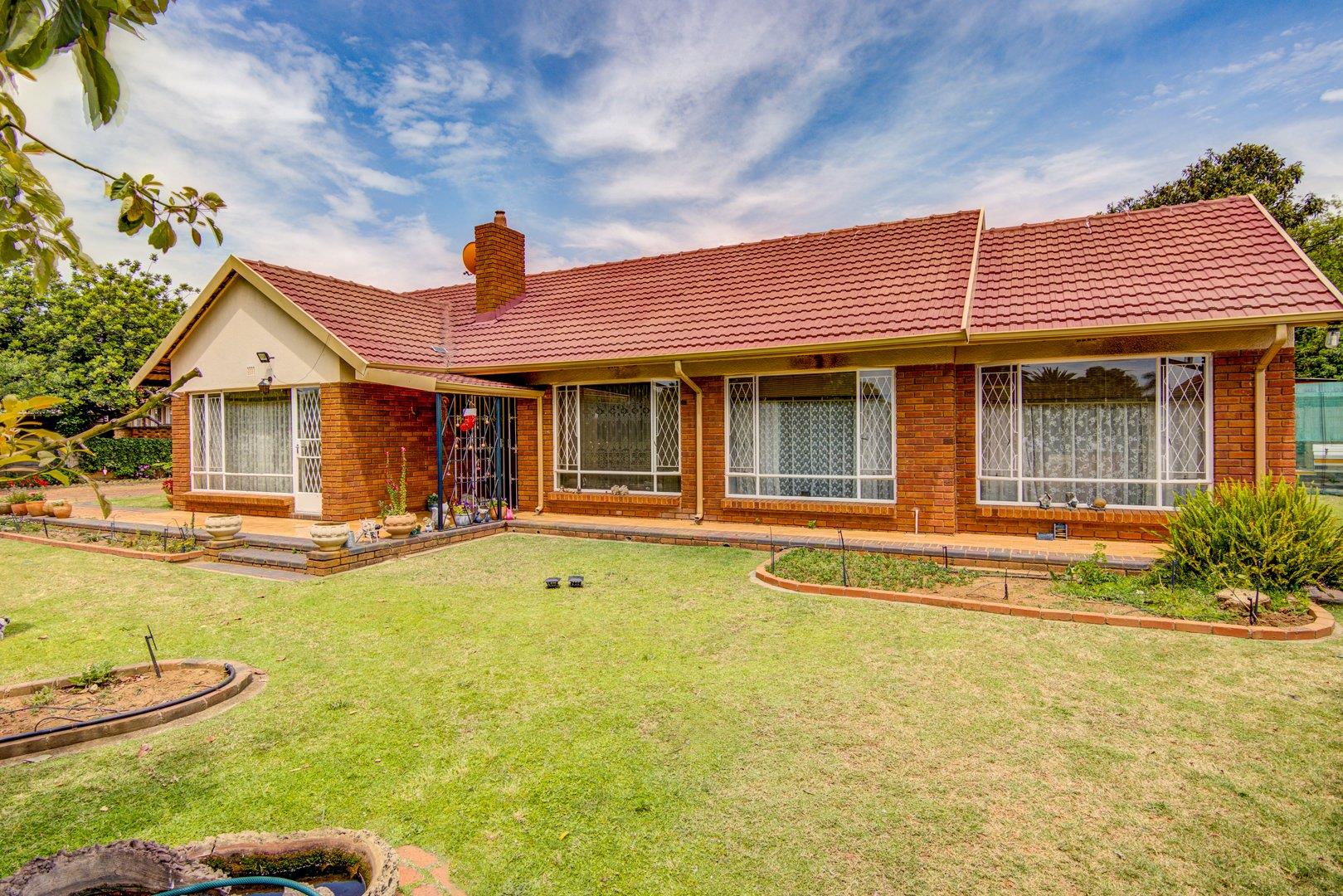 3 Bedroom House for sale in Glen Marais 18 Koorsboom Avenue P24