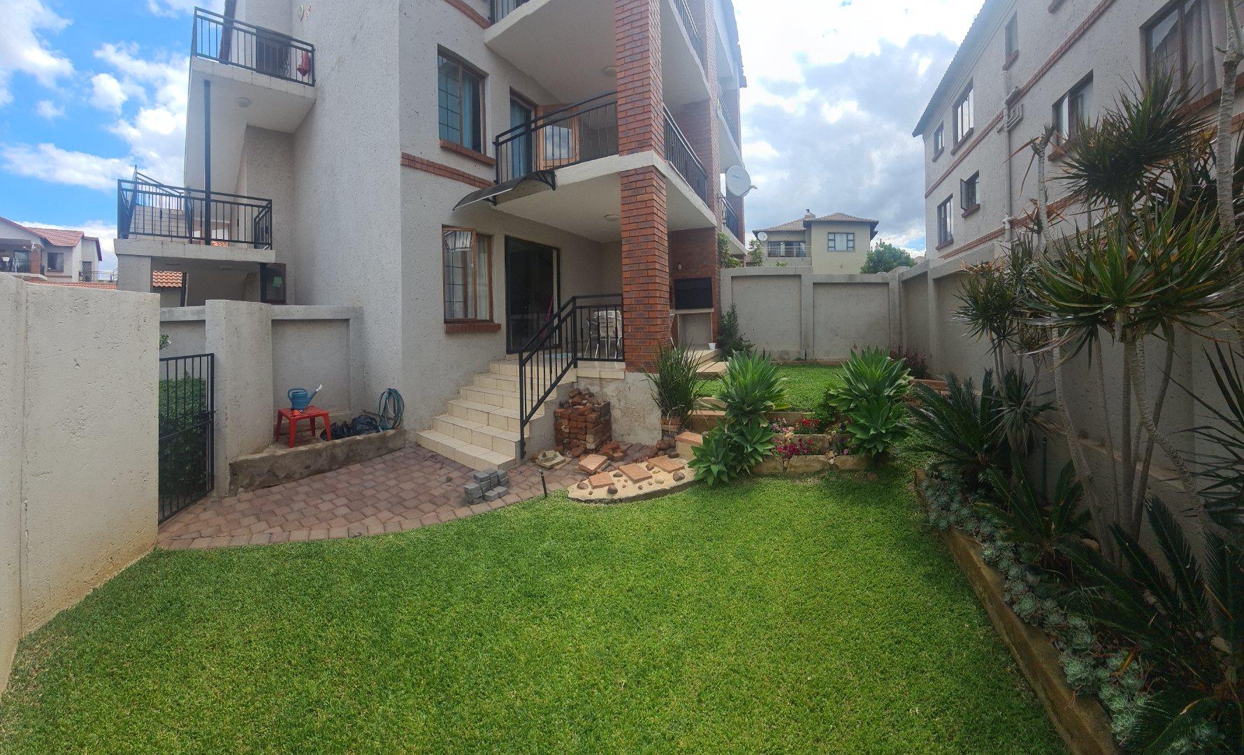 2 Bedroom Townhouse for sale in Country View Estate P24113593511