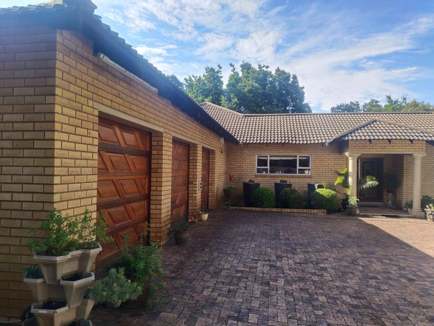 4 Bedroom House for sale in Vanderbijlpark SW 5 P24113595149