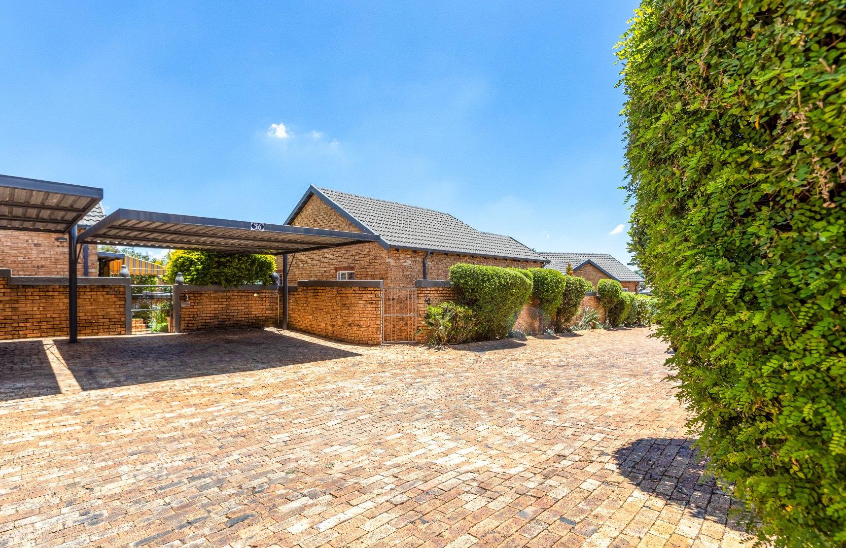 2 Bedroom Townhouse for sale in Weltevreden Park P24113468565