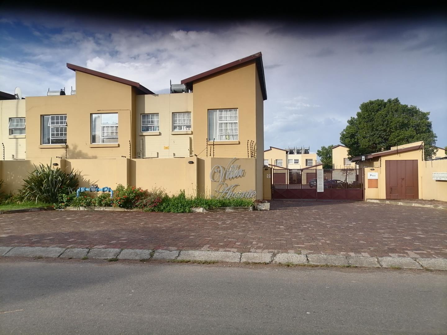 3 Bedroom Townhouse for sale in Rynfield P24113598380