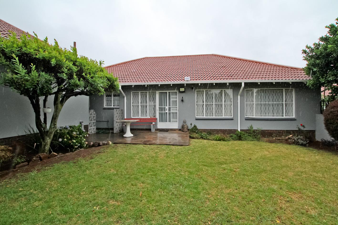 3 Bedroom Townhouse for sale in Simmerfield P24113721506